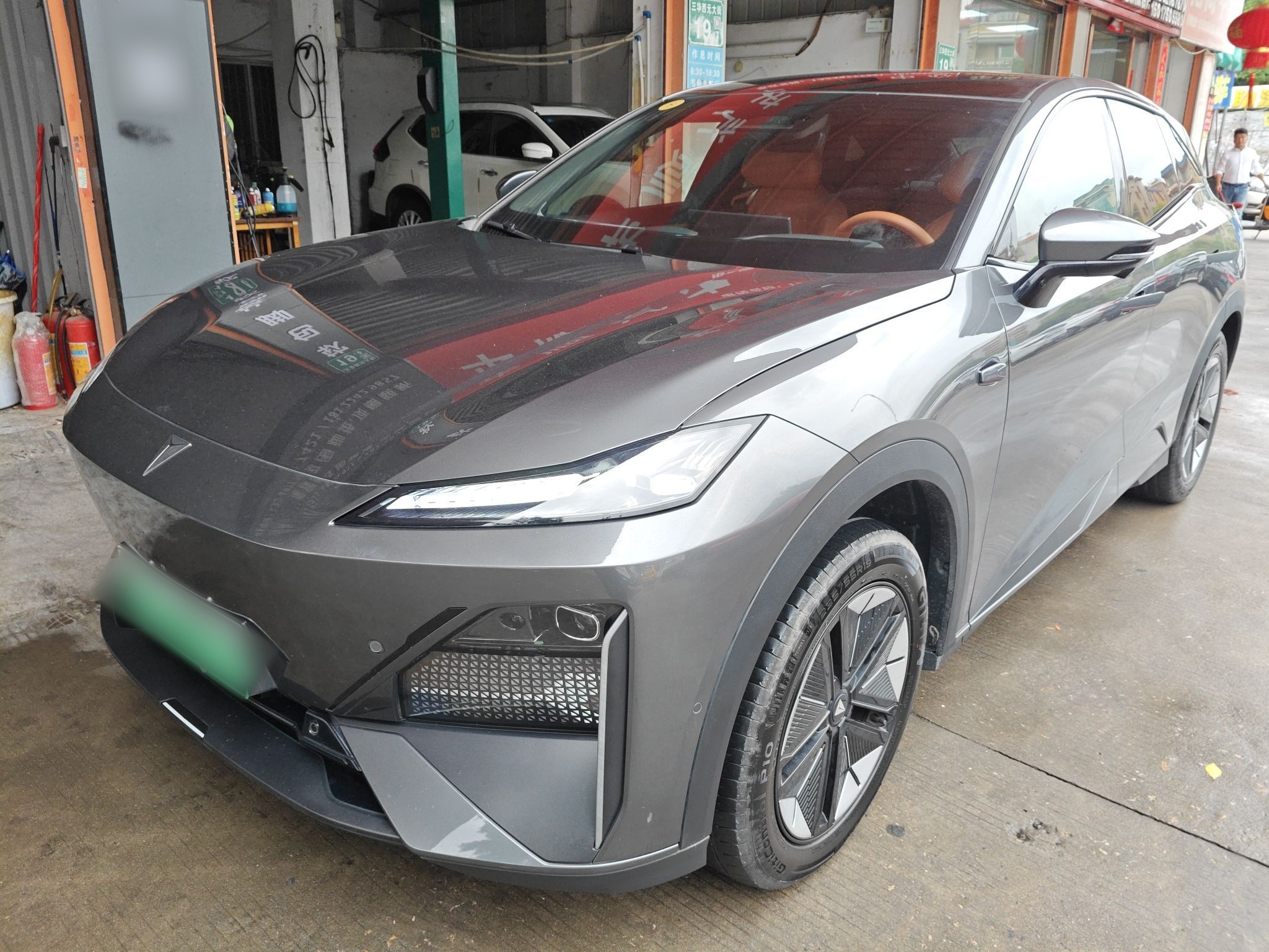 Под передней частью автомобиля