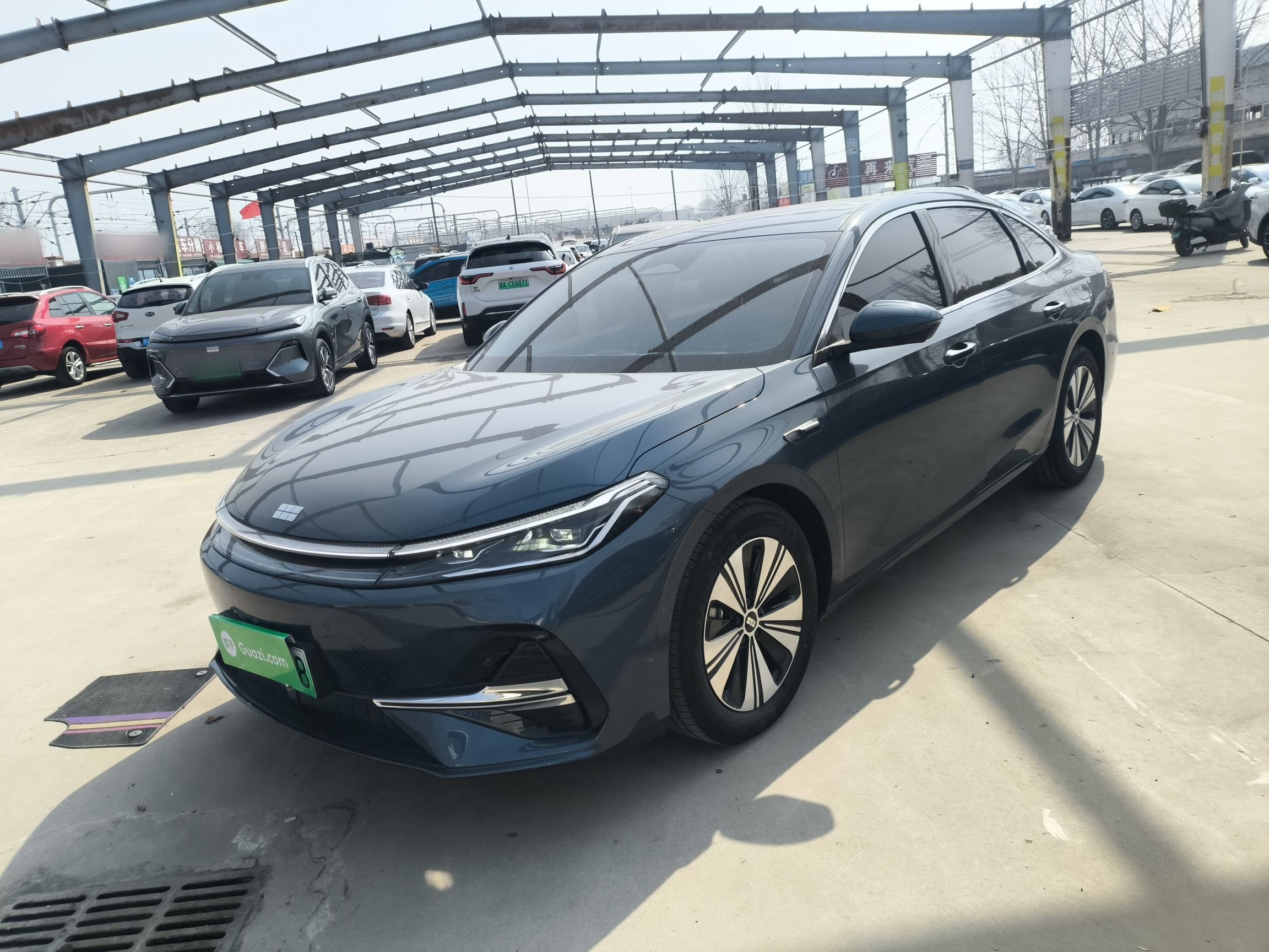 Под передней частью автомобиля