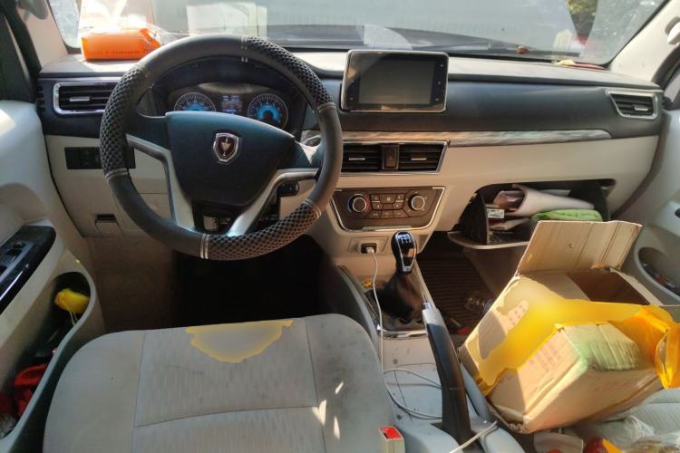 Used Jinbei New Hiace S 2023 1.5L Wealth Edition Passenger Van 5/6/7-Seater Central Air Conditioning Version SWC15M Center Console