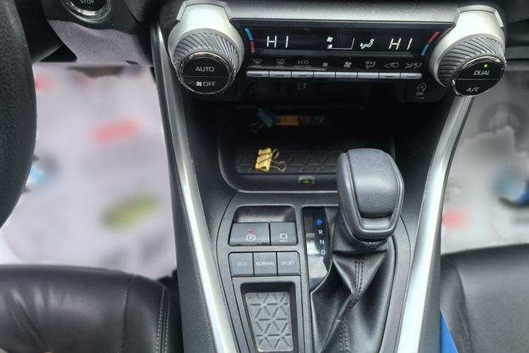 Used Toyota RAV4 2023 2.0L CVT Two-Wheel Drive Fashion Edition Interior 10