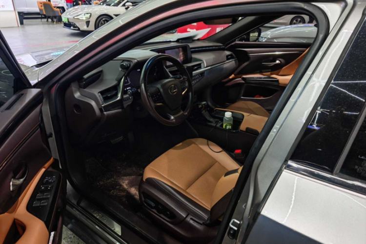 Used Lexus ES 2020 300h Premier Edition Interior 1