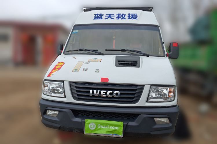 Used Iveco Daily 2020 2.5T A35 Passenger Van Single-Tire Mid-Roof Design 5-9 Seats with Sliding Side Door Meeting China V Emission Standards