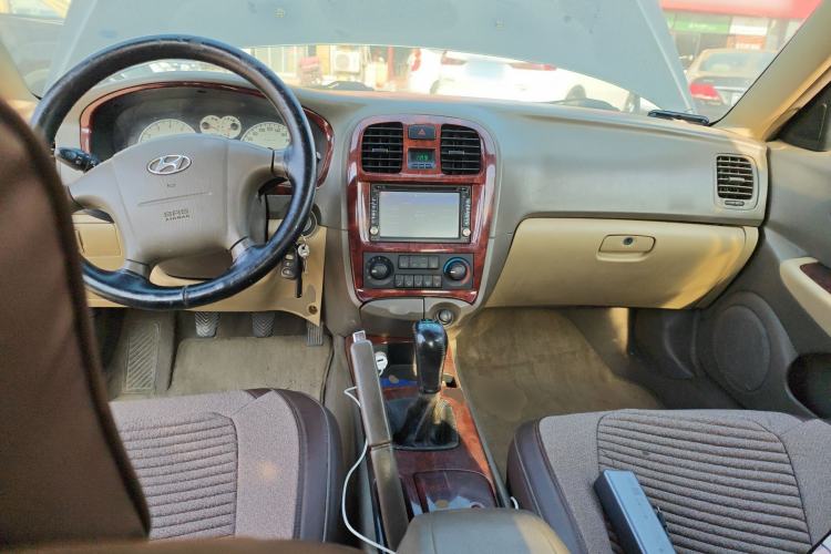 Used Hyundai MoInca 2009 1.8L Manual Luxury Edition GL Center Console