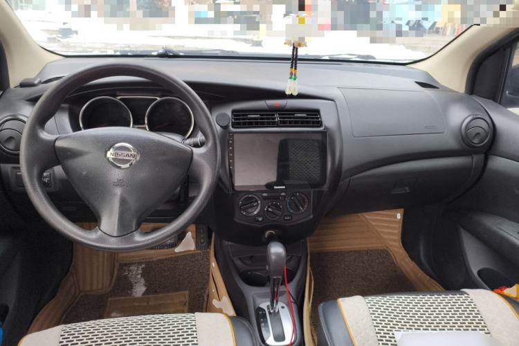 Used Nissan Livina 2015 1.6XE CVT Comfort Edition Center Console