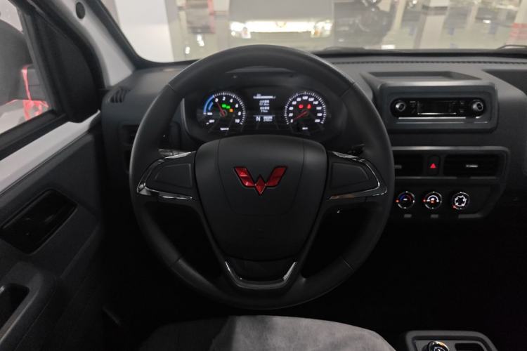 Used Wuling Yangguang 2025 Model 310KM Bus Edition—Customized by CATL Steering Wheel