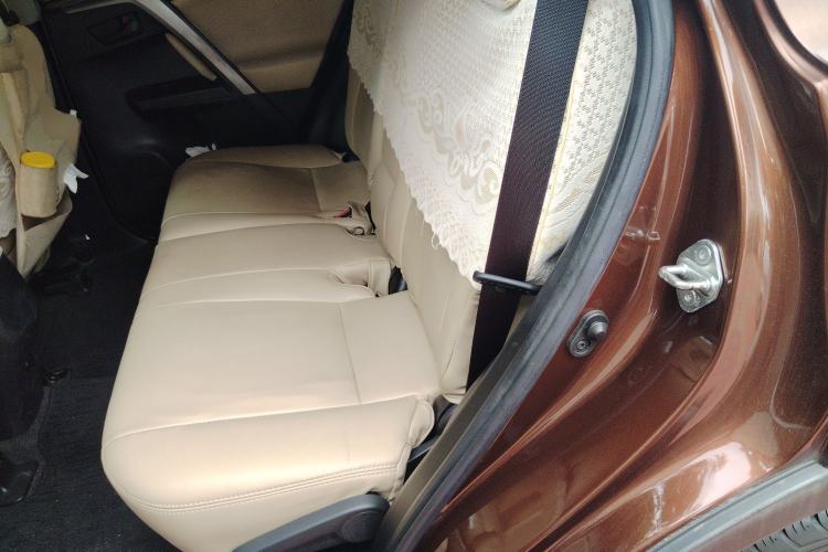 Used Toyota RAV4 2016 2.0L CVT Two-Wheel Drive Fashion Edition China V Standard Left Rear Seat