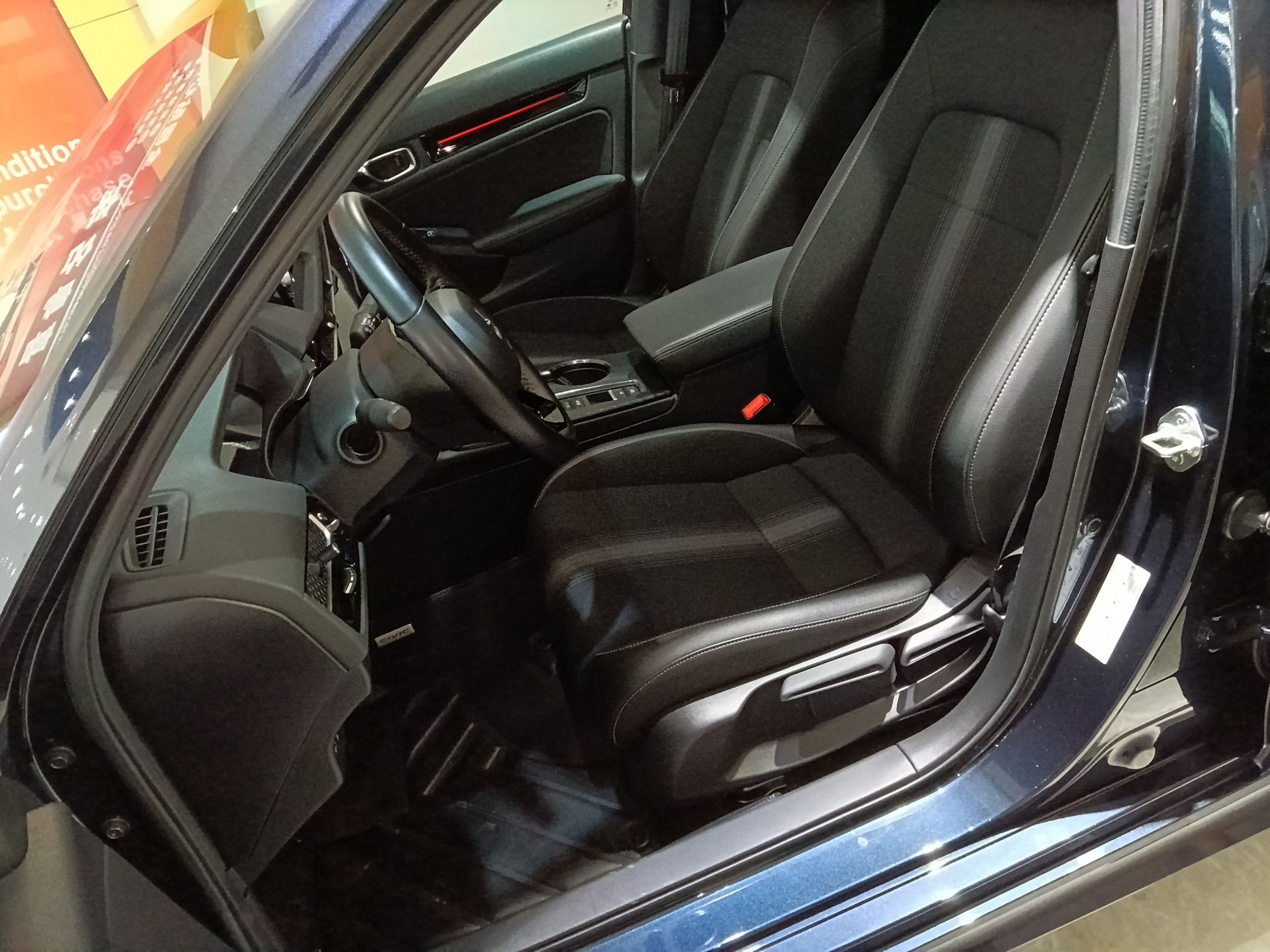 المقاعد الأمامية داخل السيارة