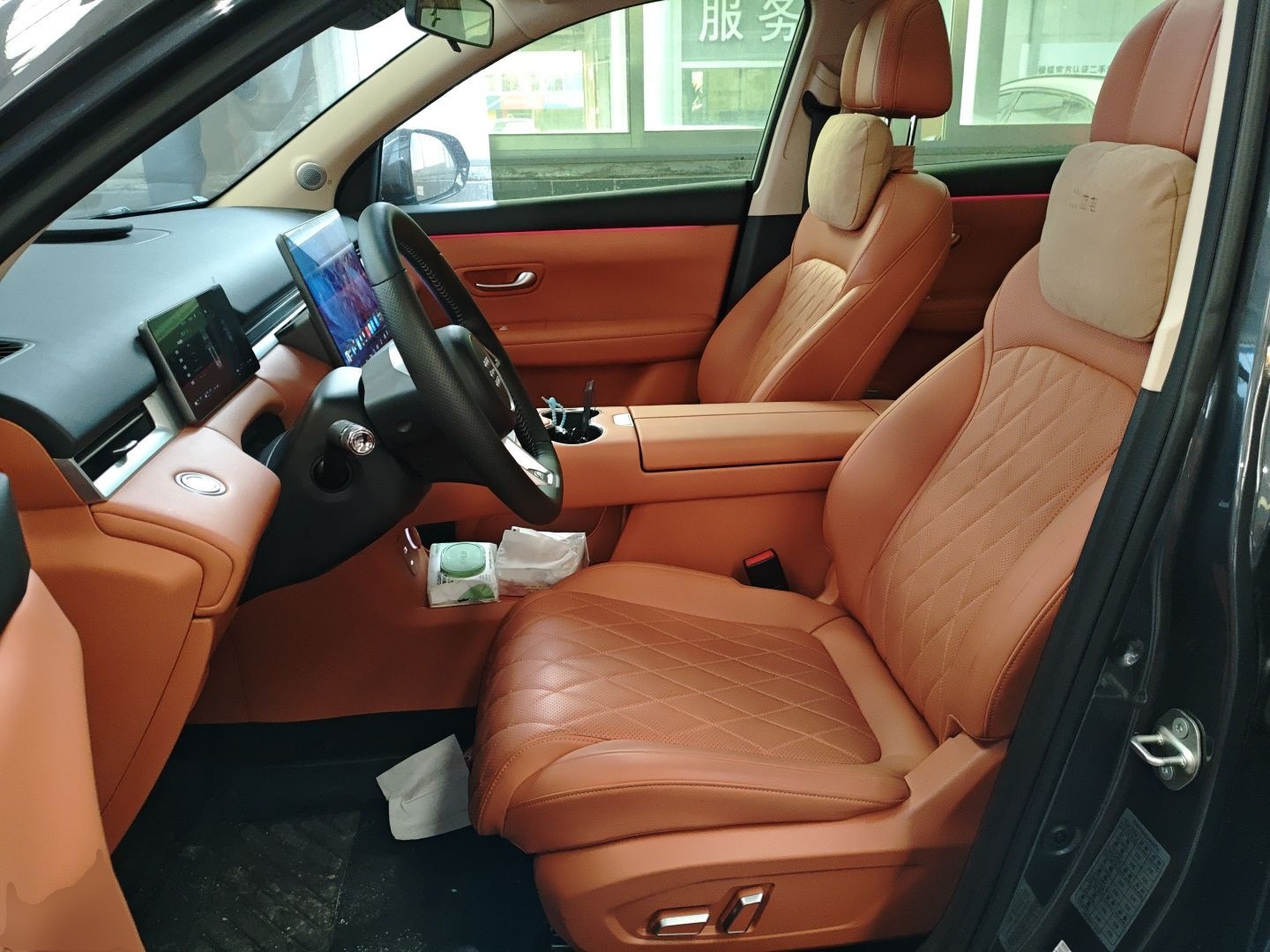 المقاعد الأمامية داخل السيارة