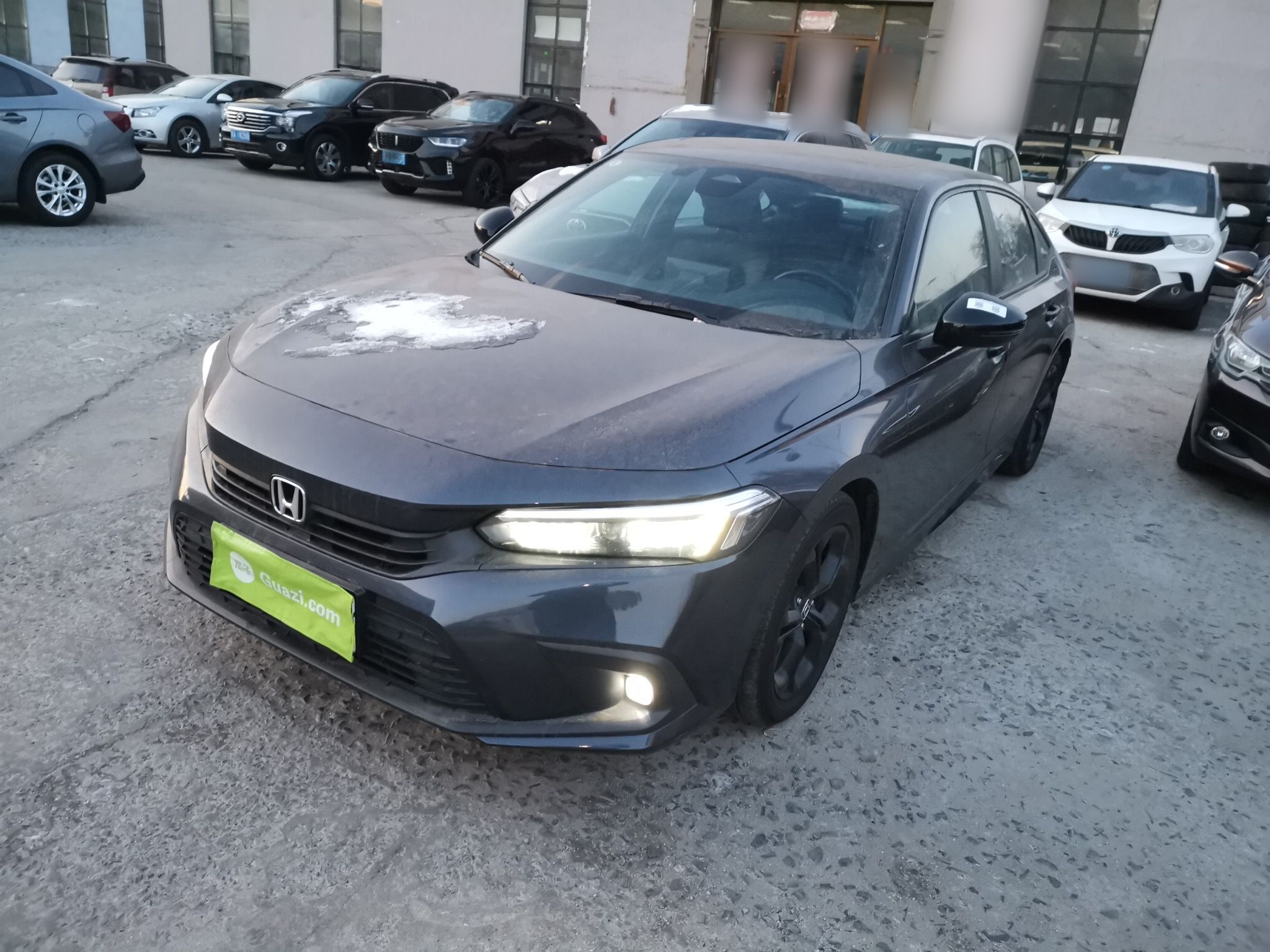 تحت مقدمة السيارة