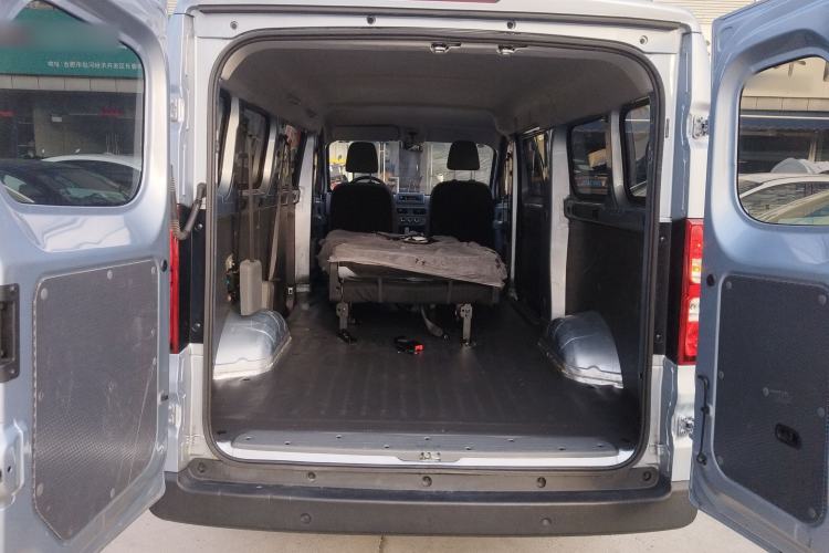 Used Wuling Yangguang 2024 300KM Comfort Version Passenger Van 75kW