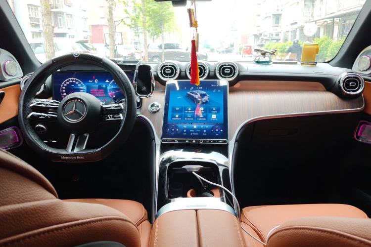 Used Mercedes-Benz GLC 2025 Refreshed GLC 300 L 4MATIC Dynamic Version 5 Seats Center Console