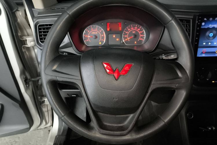 Used Wuling Hongguang V 2022 1.5L Jingqu Edition Enclosed-Window Vehicle with Hydraulic Power Steering LAR