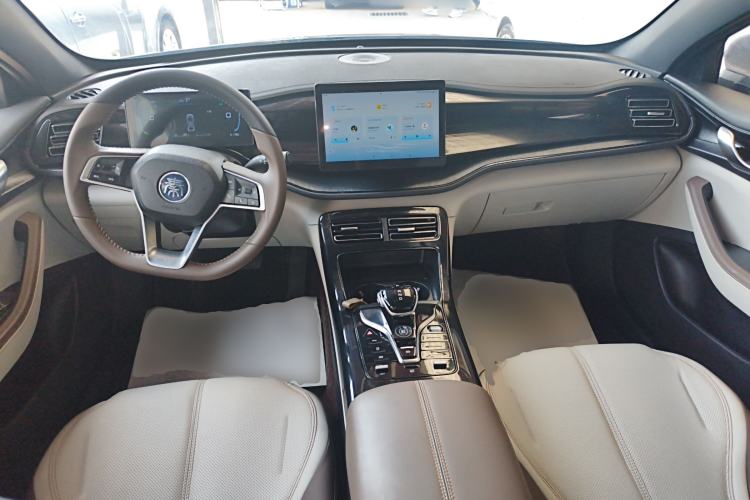 Used BYD Qin PLUS 2024 HONOR Edition DM-i 55KM Leading Model Center Console