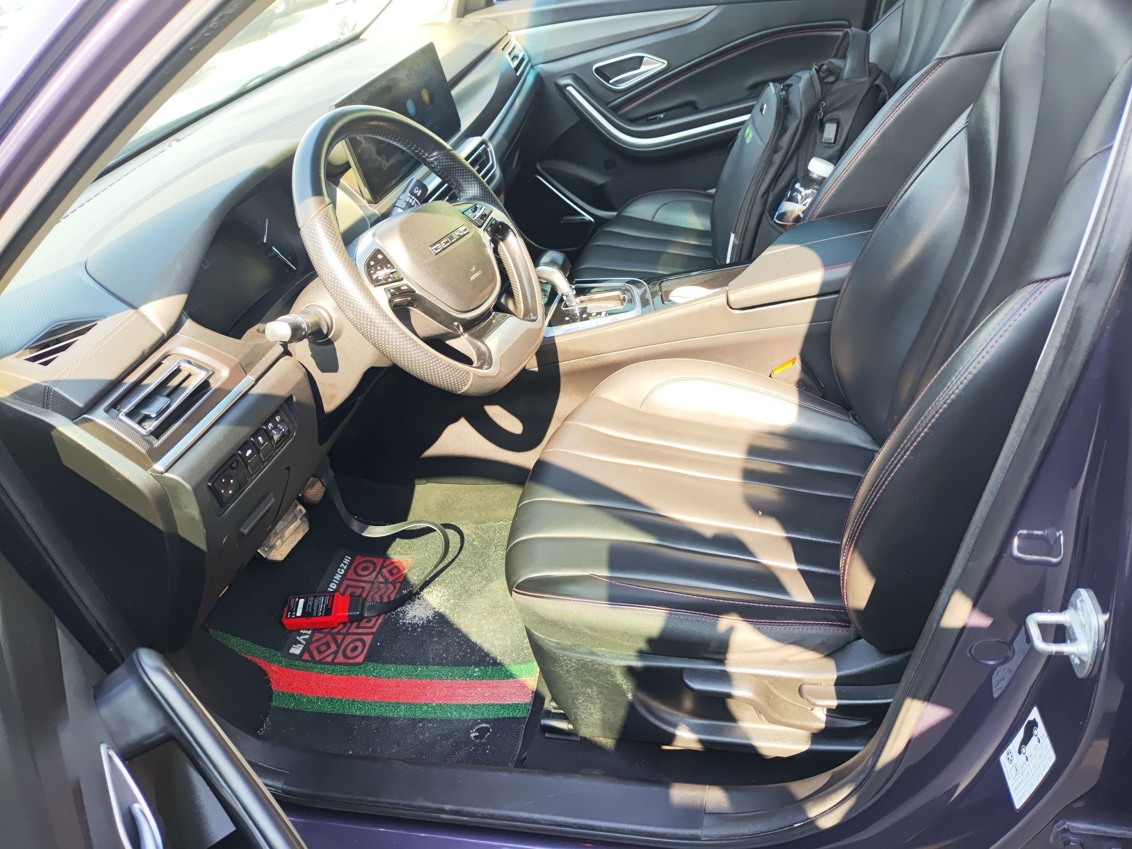 المقاعد الأمامية داخل السيارة