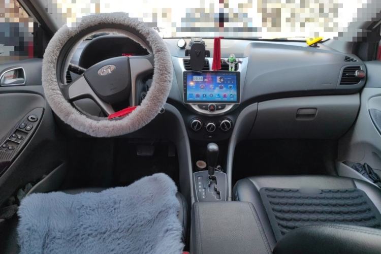 Used Hyundai Verna (older generation) 2014 1.4L Automatic Smart GLS Center Console