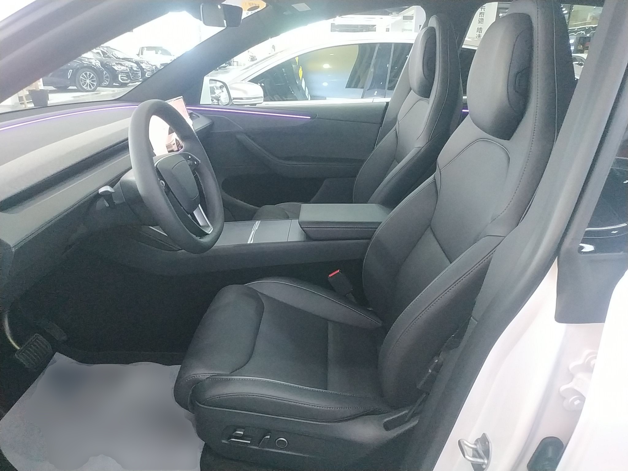 المقاعد الأمامية داخل السيارة