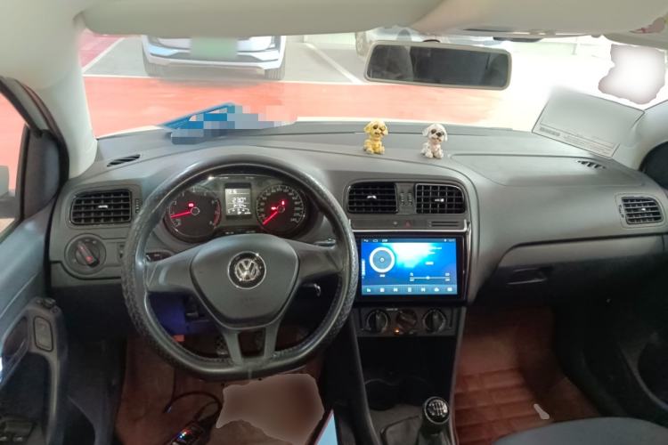 Used Volkswagen Polo 2016 1.4L Manual Fashion Model Center Console