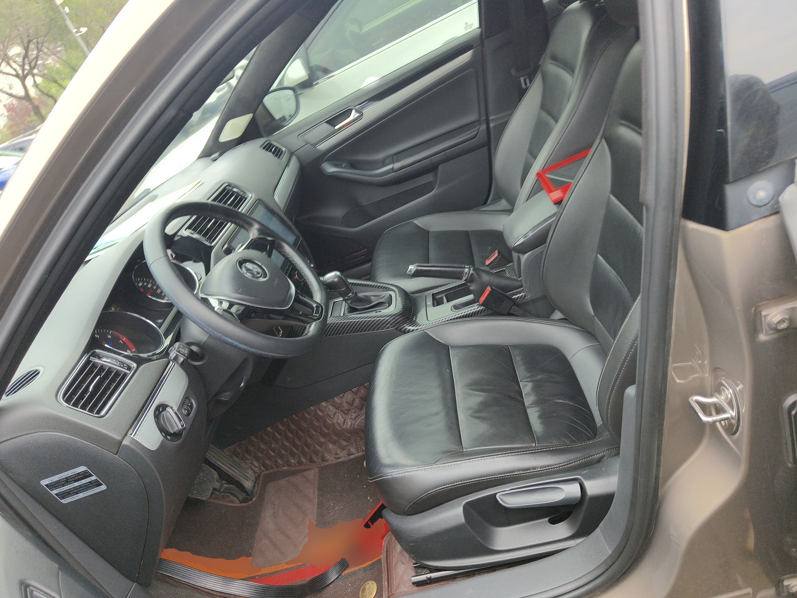 Переднее сиденье в автомобиле