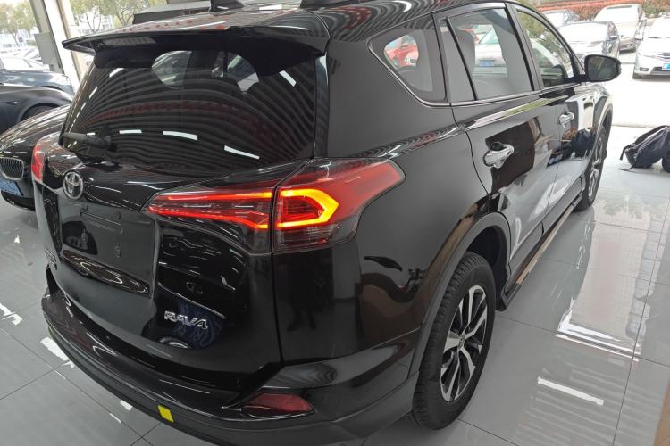 Used Toyota RAV4 2016 2.0L CVT Two-Wheel Drive Fashion Edition China V Standard