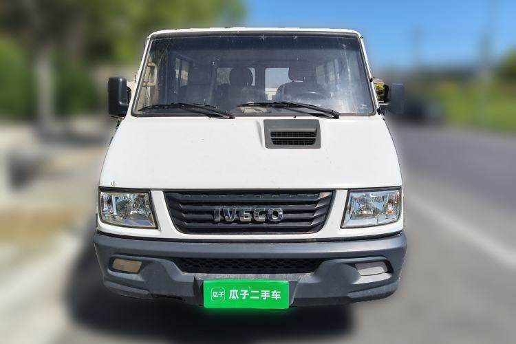 Used Iveco Daily 2020 2.5T A35 Passenger Van with Dual Tires Low Roof 5-9 Seats China V Emission Standard Front