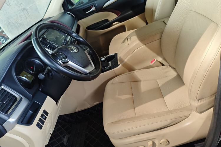 Used Toyota Highlander 2015 2.0T Two-Wheel Drive Luxury Edition 7 Seats Left Front Seat