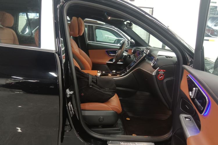 Used Mercedes-Benz GLC 2023 Facelift GLC 260 L 4MATIC Luxury Version 7-Seater
