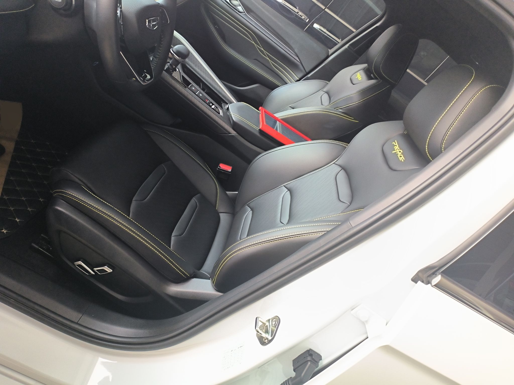 Переднее сиденье в автомобиле