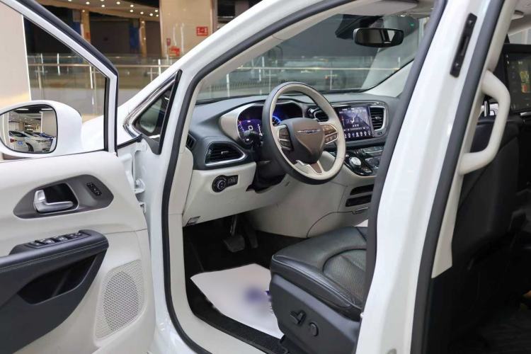 Used Chrysler Grand Voyager 2017 3.6L Premium Edition