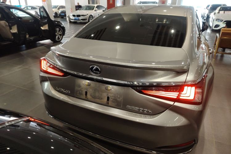 Used Lexus ES 2020 300h Premier Edition
