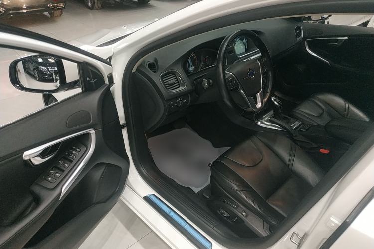 Used Volvo V40 2015 1.6T Zhiya Edition
