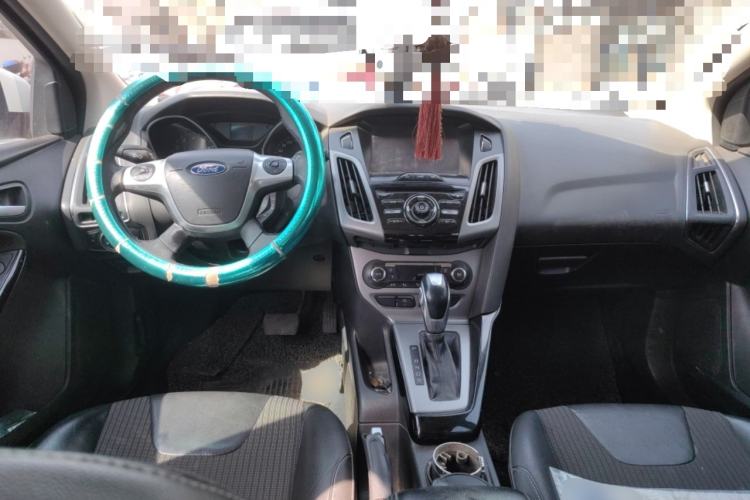 Used Ford Focus 2012 Hatchback 1.6L Automatic Fashion Edition Center Console