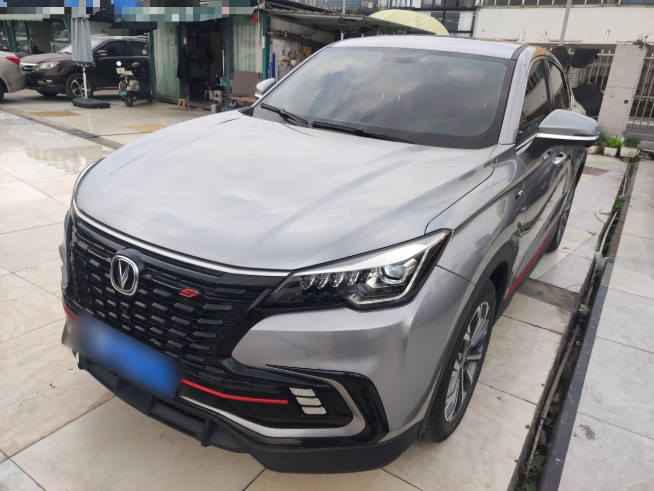 Под передней частью автомобиля