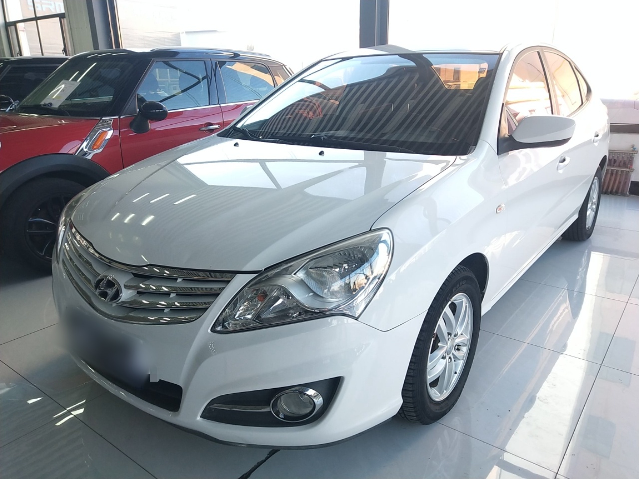 تحت مقدمة السيارة