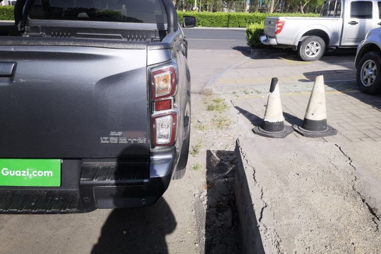 Used Isuzu D-MAX 2023 2.5T Automatic Two-Wheel Drive Diesel Navigation Edition Long Wheelbase