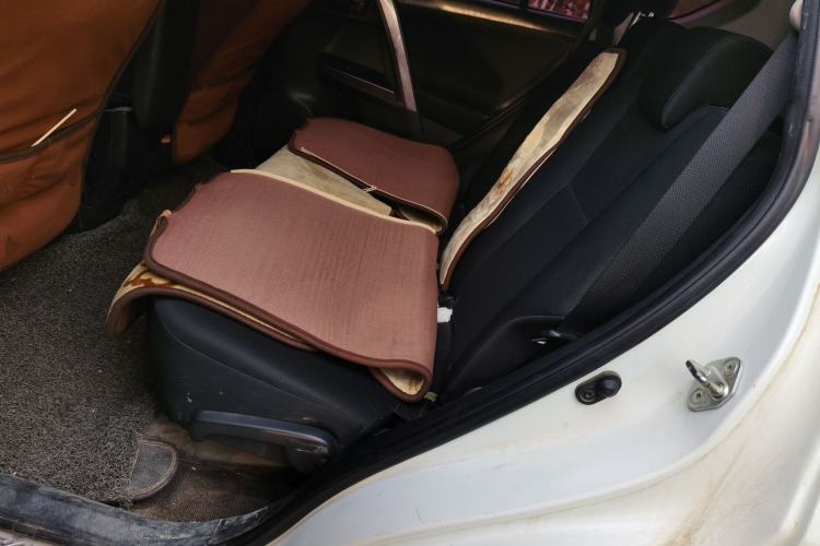 Used Toyota RAV4 2016 2.0L CVT Two-Wheel Drive Fashion Edition China V Standard Left Rear Seat