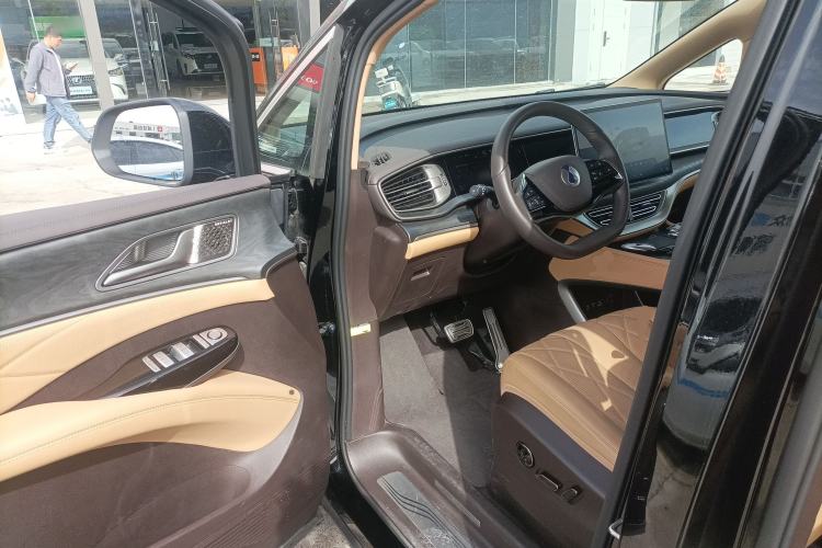 Used Denza D9 2025 DM-i Smart Drive 1020 Four-Wheel Drive Deluxe Model
