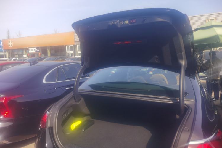 Used Mercedes-Benz E-Class New Energy 2024 E 350 e L Plug-in Hybrid Sedan Trunk