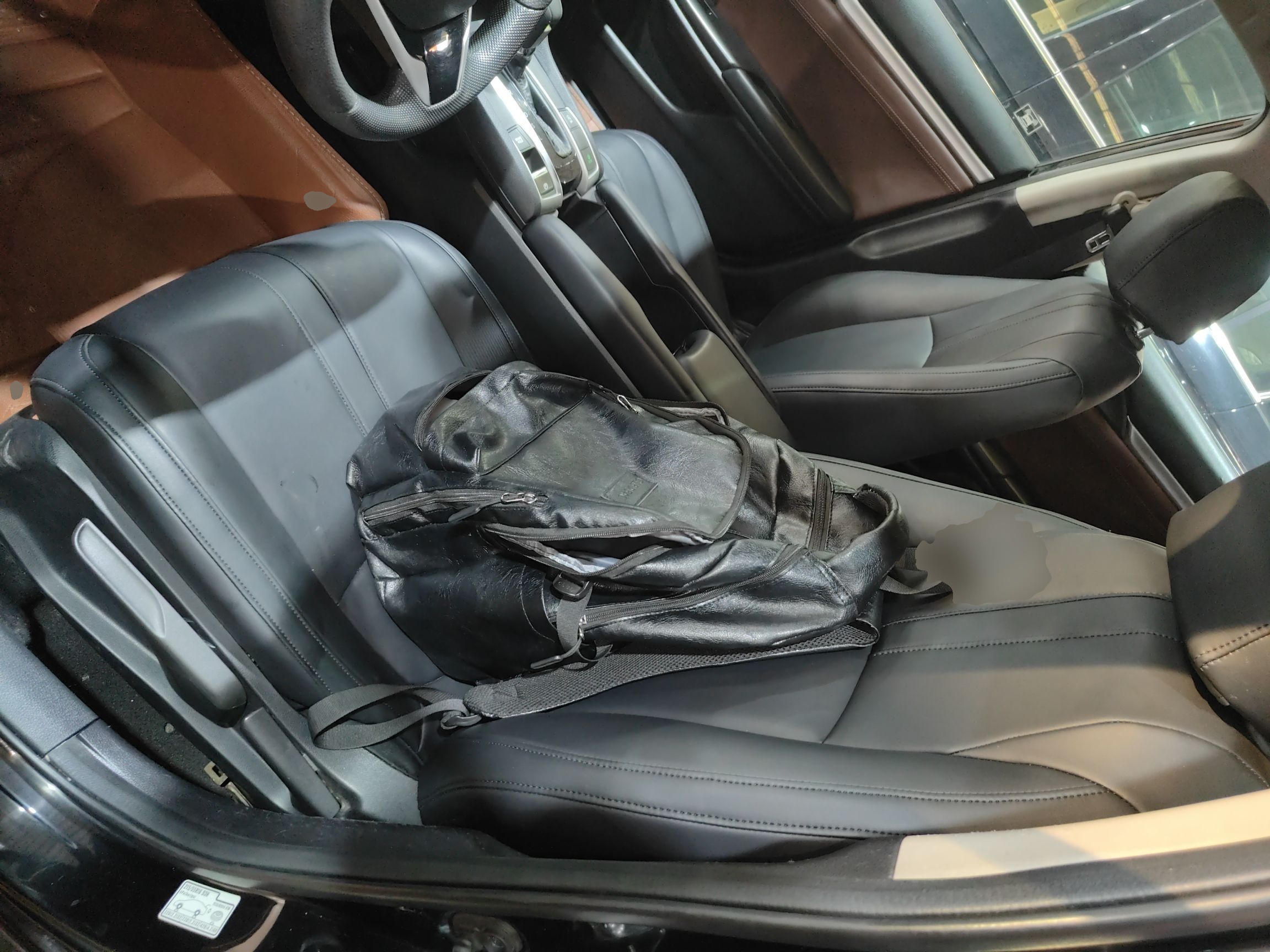 المقاعد الأمامية داخل السيارة