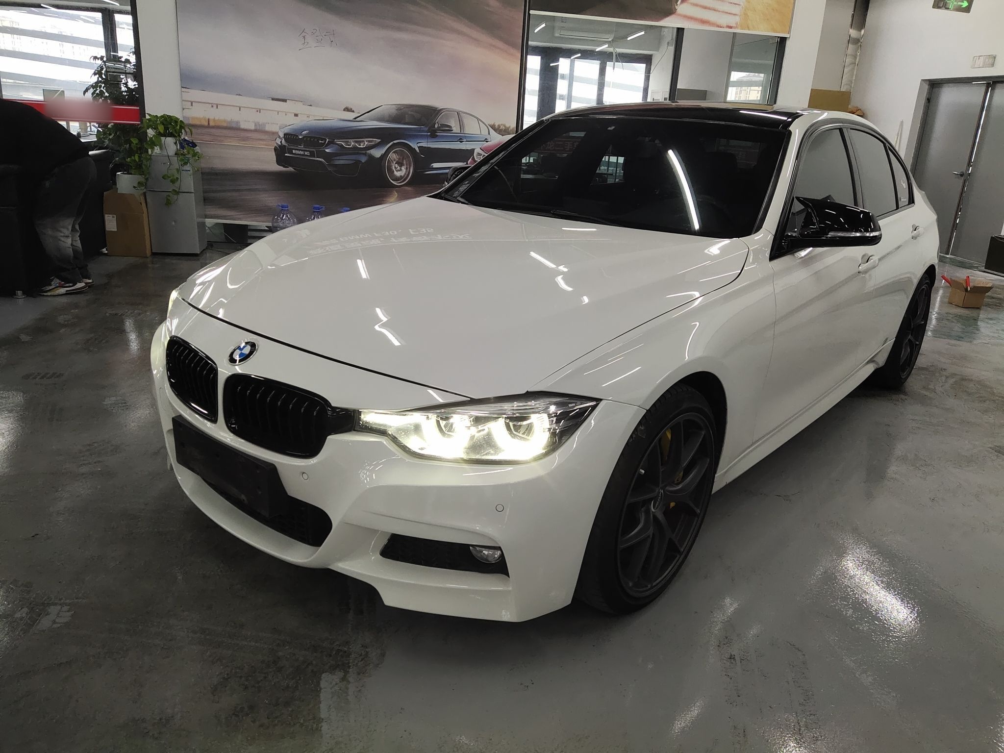 تحت مقدمة السيارة