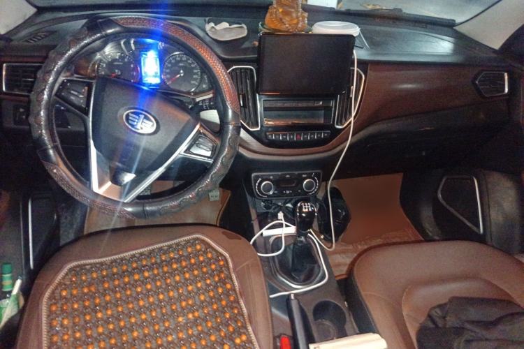 Used FAW Senya R7 2016 1.6L Manual Smart Version Center Console