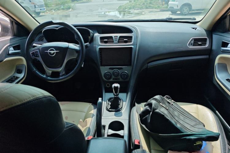 Used Haima Fumei 2015 1.6L Manual Prestige Model Center Console