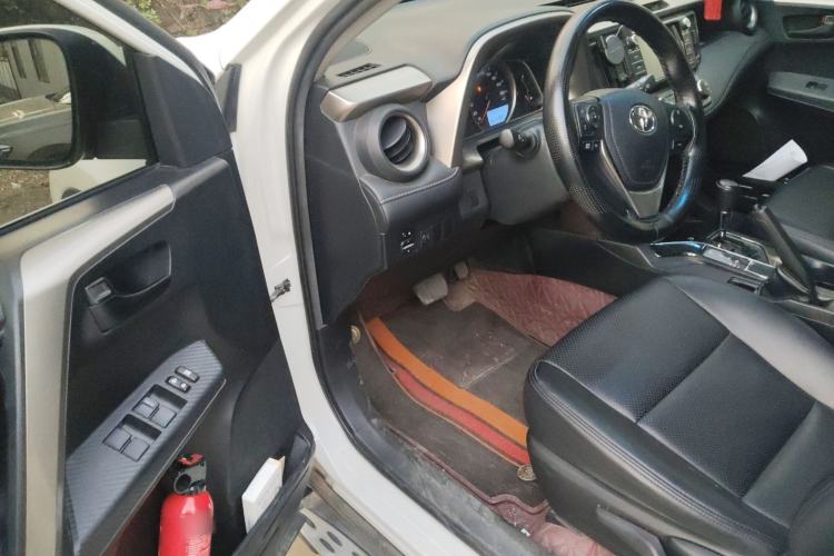 Used Toyota RAV4 2015 2.0L CVT Two-Wheel Drive Fashion Edition Driver Seat