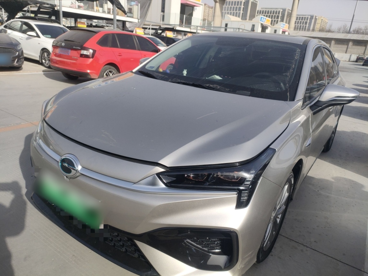 Под передней частью автомобиля