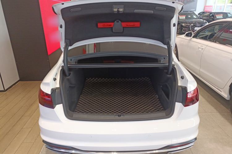 Used Audi A4L 2020 40 TFSI Fashionable and Elegant Model
