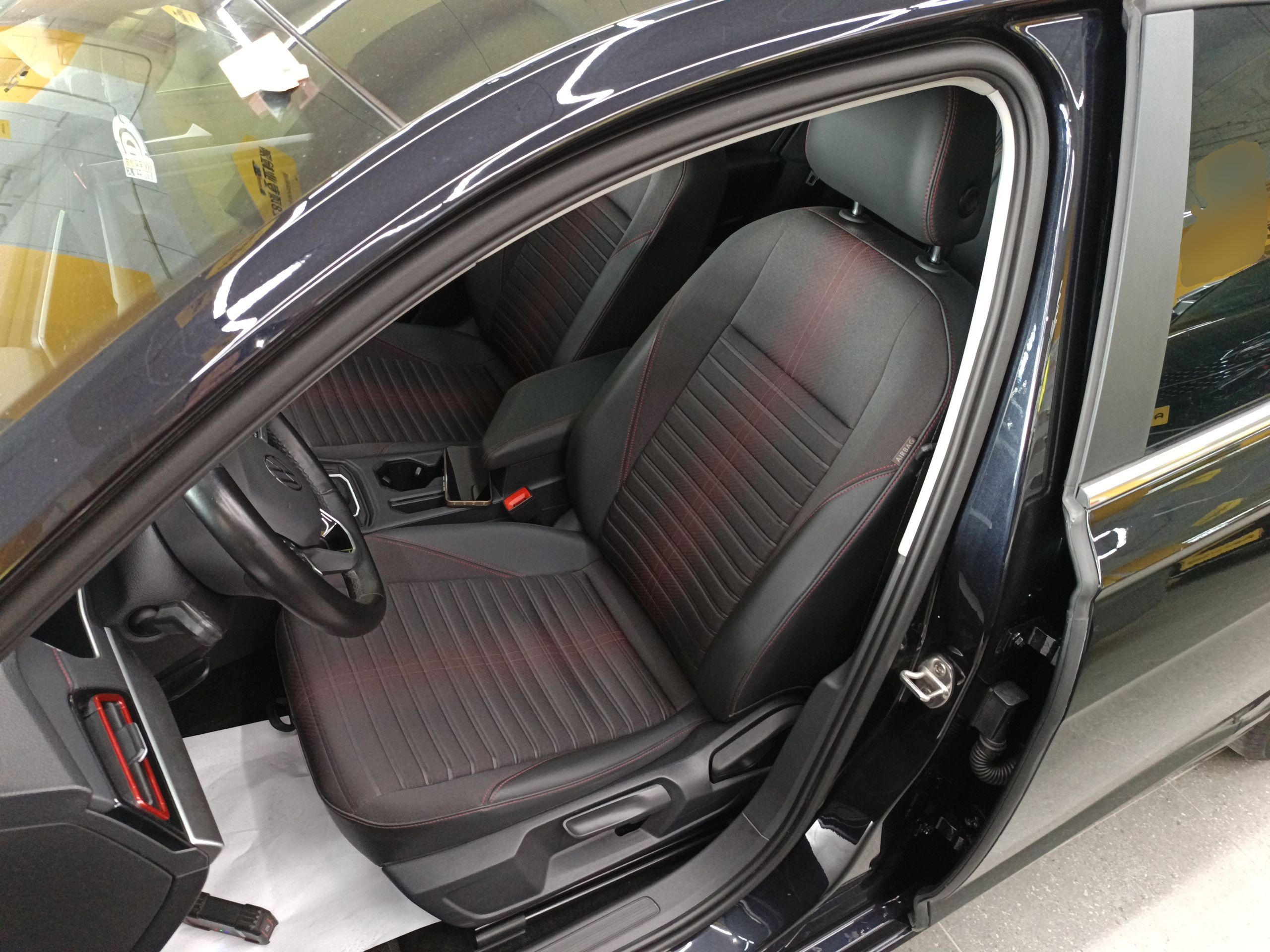 المقاعد الأمامية داخل السيارة