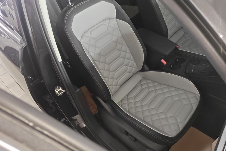 Used Volkswagen Tayron 2024 300TSI Two-Wheel-Drive Luxury Plus Advanced Version Right Front Seat