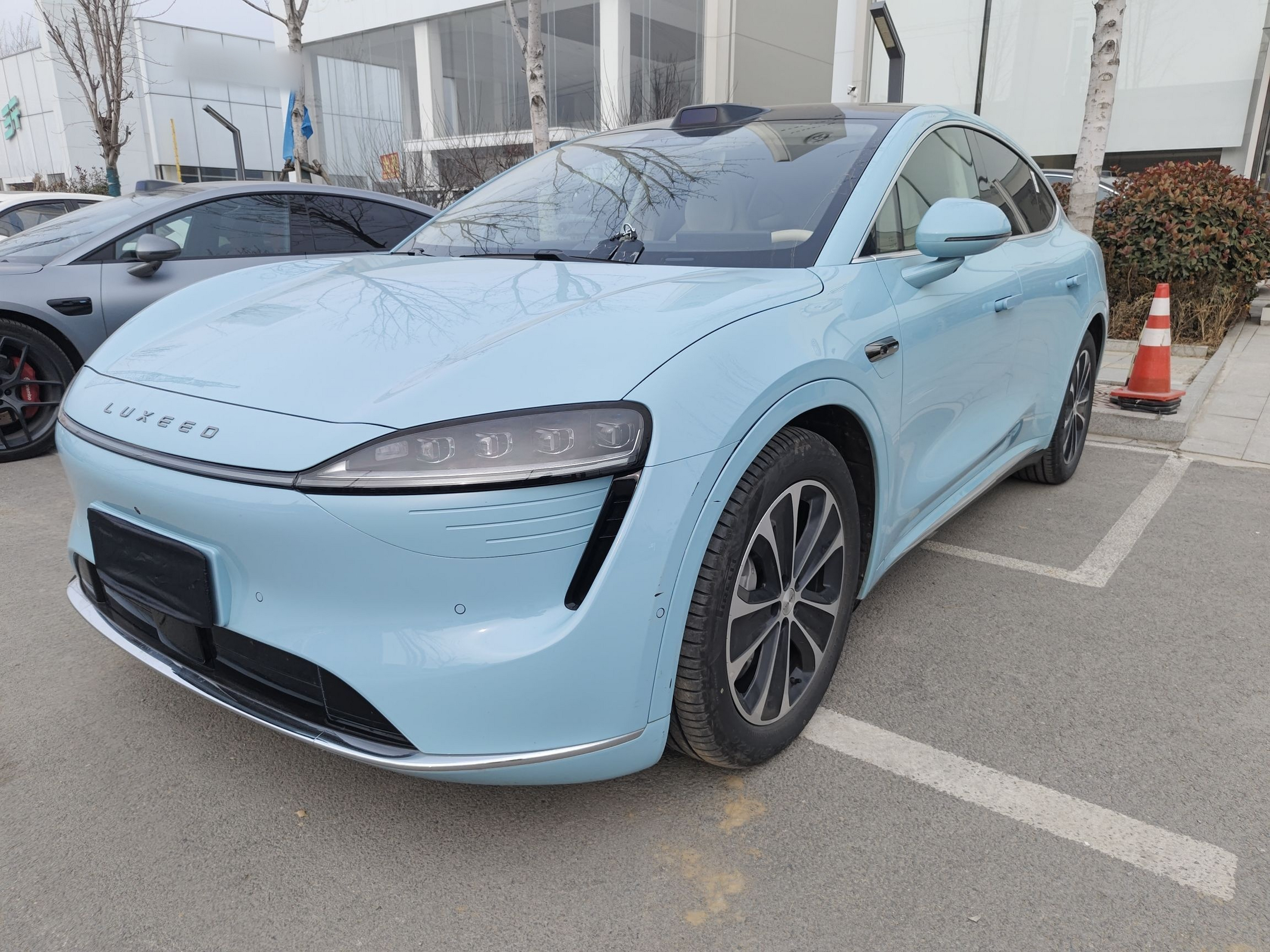 Под передней частью автомобиля