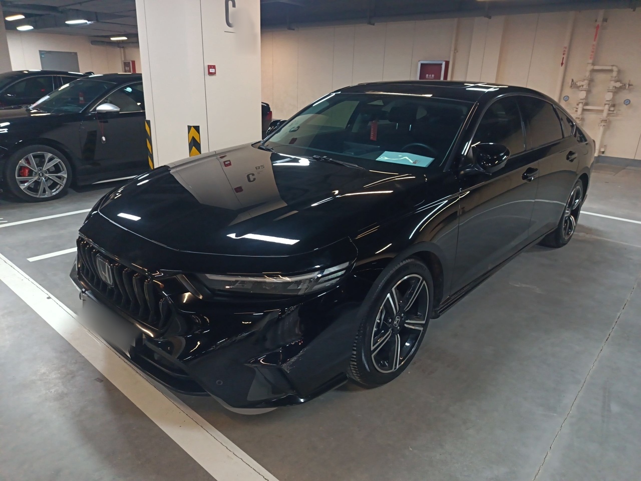 Под передней частью автомобиля