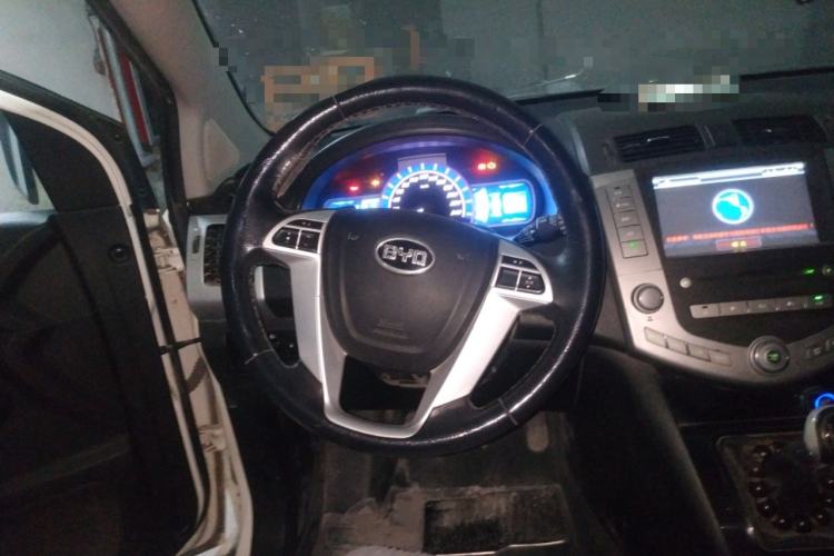 Used BYD S6 2014 2.0L Manual Luxury 5-Seater Steering Wheel