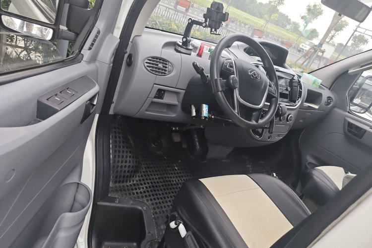 Used SAIC MAXUS Xintu V80 2023 2.0T AMT Classic Aoyuntong Short Wheelbase Mid-Roof 5/6-Seater Driver Seat